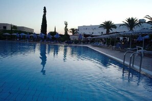2 outdoor pools, pool umbrellas, sun loungers - Sun Palace Hotel (Rhodes)