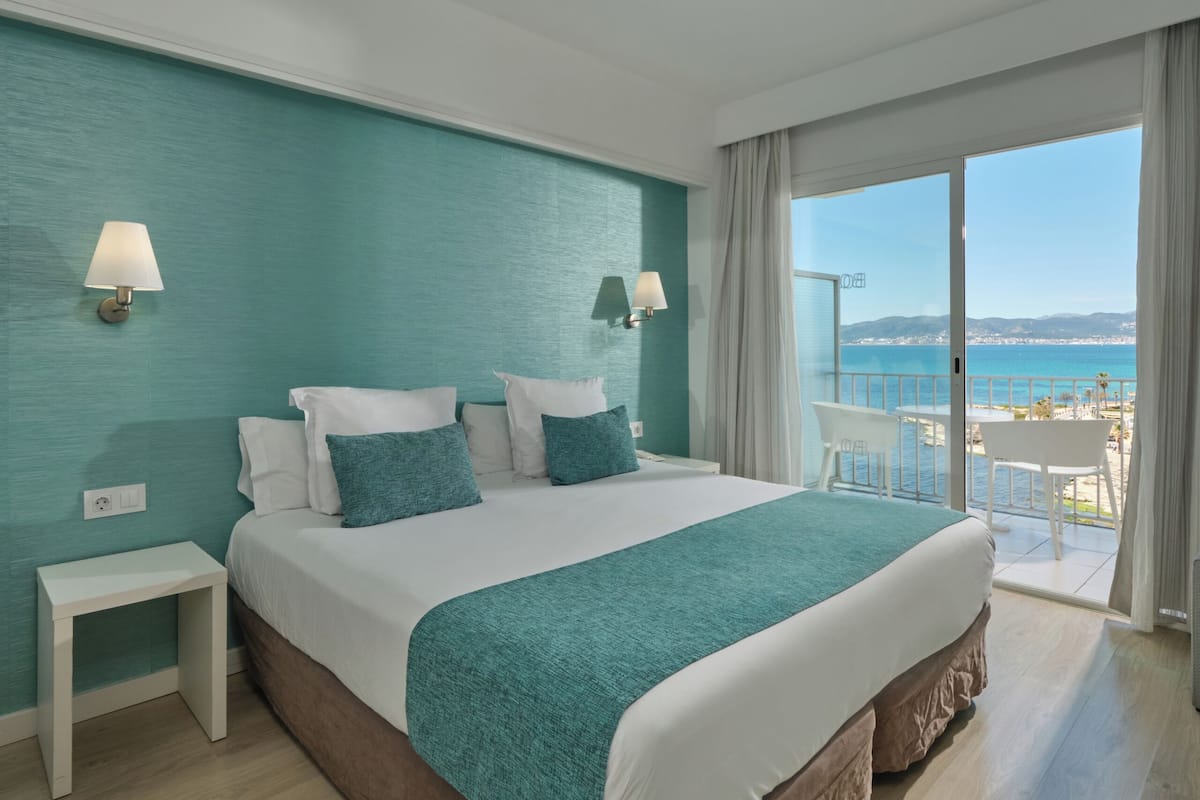 Doppelzimmer, Balkon, Meerblick | Daunenbettdecken, Minibar, Schreibtisch, schallisolierte Zimmer
