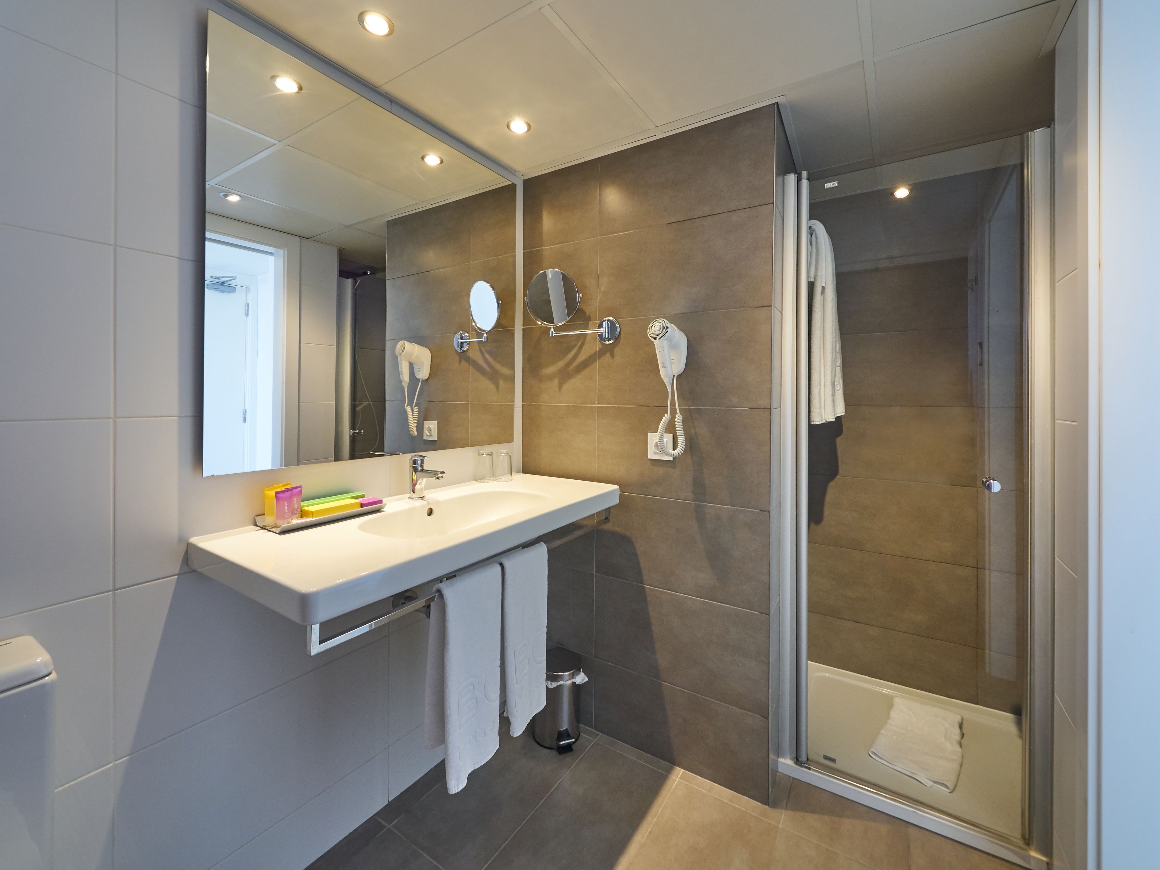 shower, free toiletries, hair dryer, towels