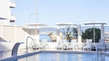 Innenpool, Außenpool, Sonnenschirme, Liegestühle