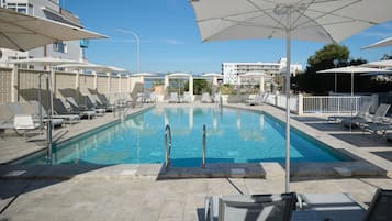 Indendørs pool, udendørs pool, parasoller, liggestole