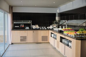 Tägliches Frühstücksbuffet gegen Gebühr