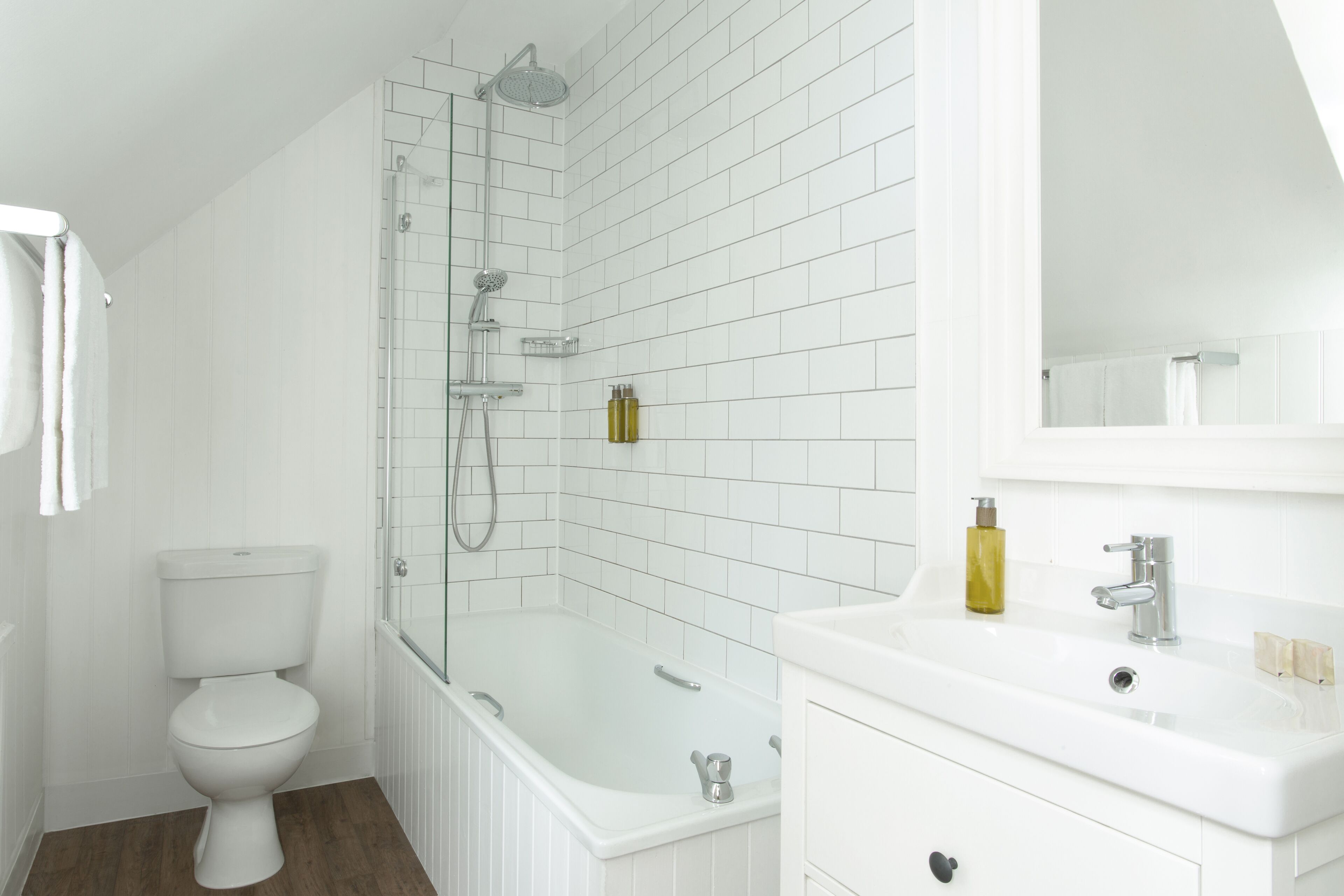 Een badkamer met toilet, bad en wastafel.