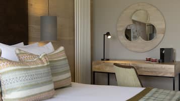 Premium Suite | Desk, laptop workspace, iron/ironing board, bed sheets