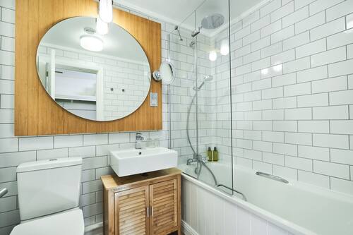 Combined shower/bathtub, free toiletries, towels