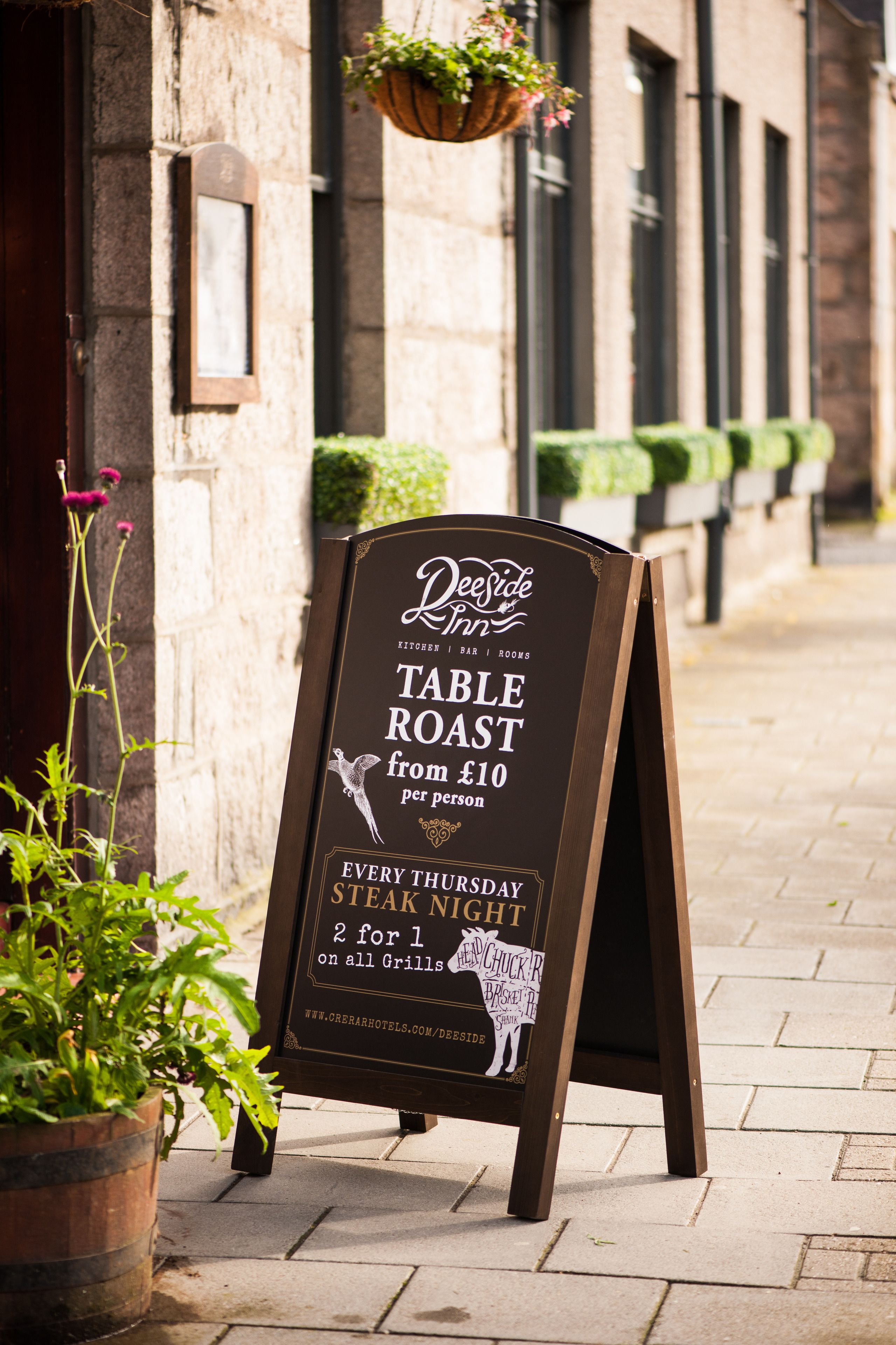 Letrero de mesa anunciando una oferta especial en Deeside Inn.