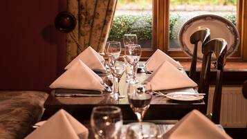 Frühstück, Mittagessen, Abendessen, lokale Küche