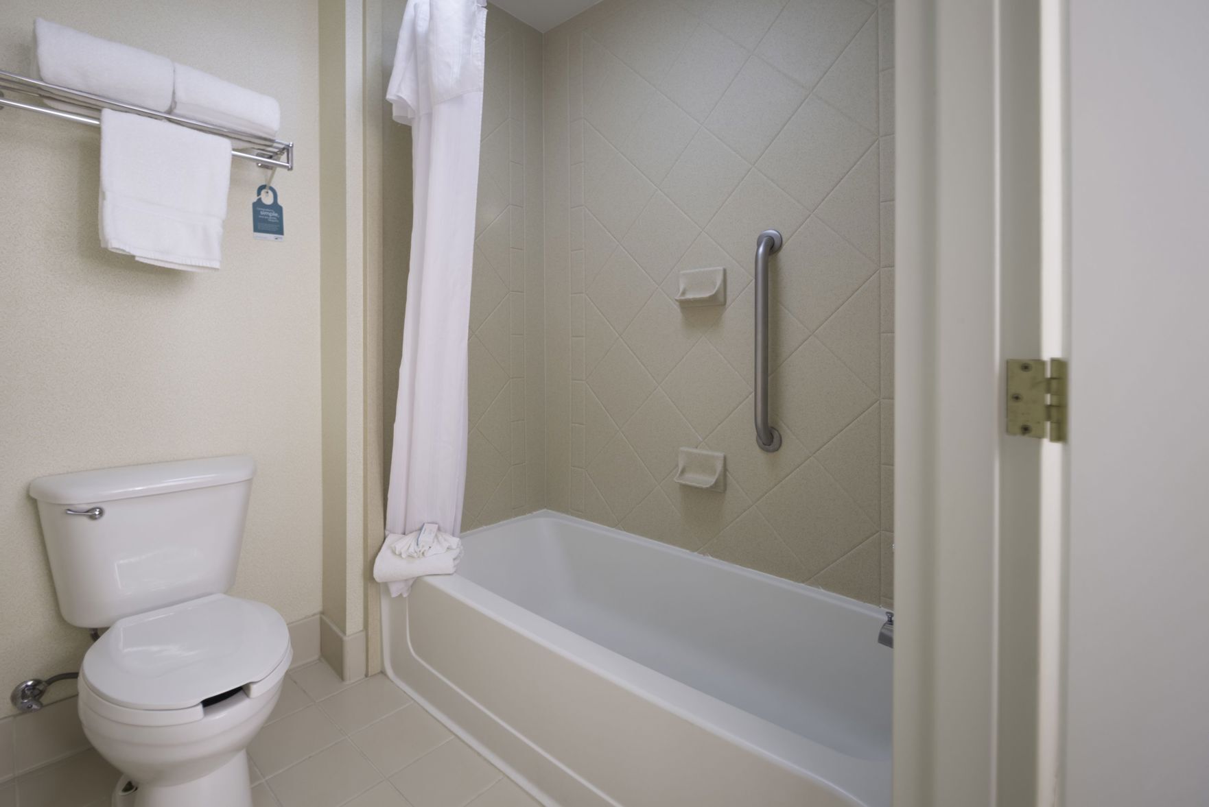 Baño | Tina con regadera, amenidades de baño gratuitas, secadora de cabello 