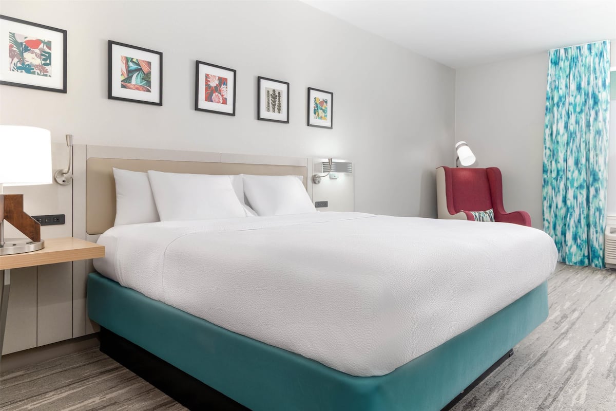 Quarto, 1 cama King, acessível | Edredons de pluma, camas com colchões pillow-top, cofres nos quartos