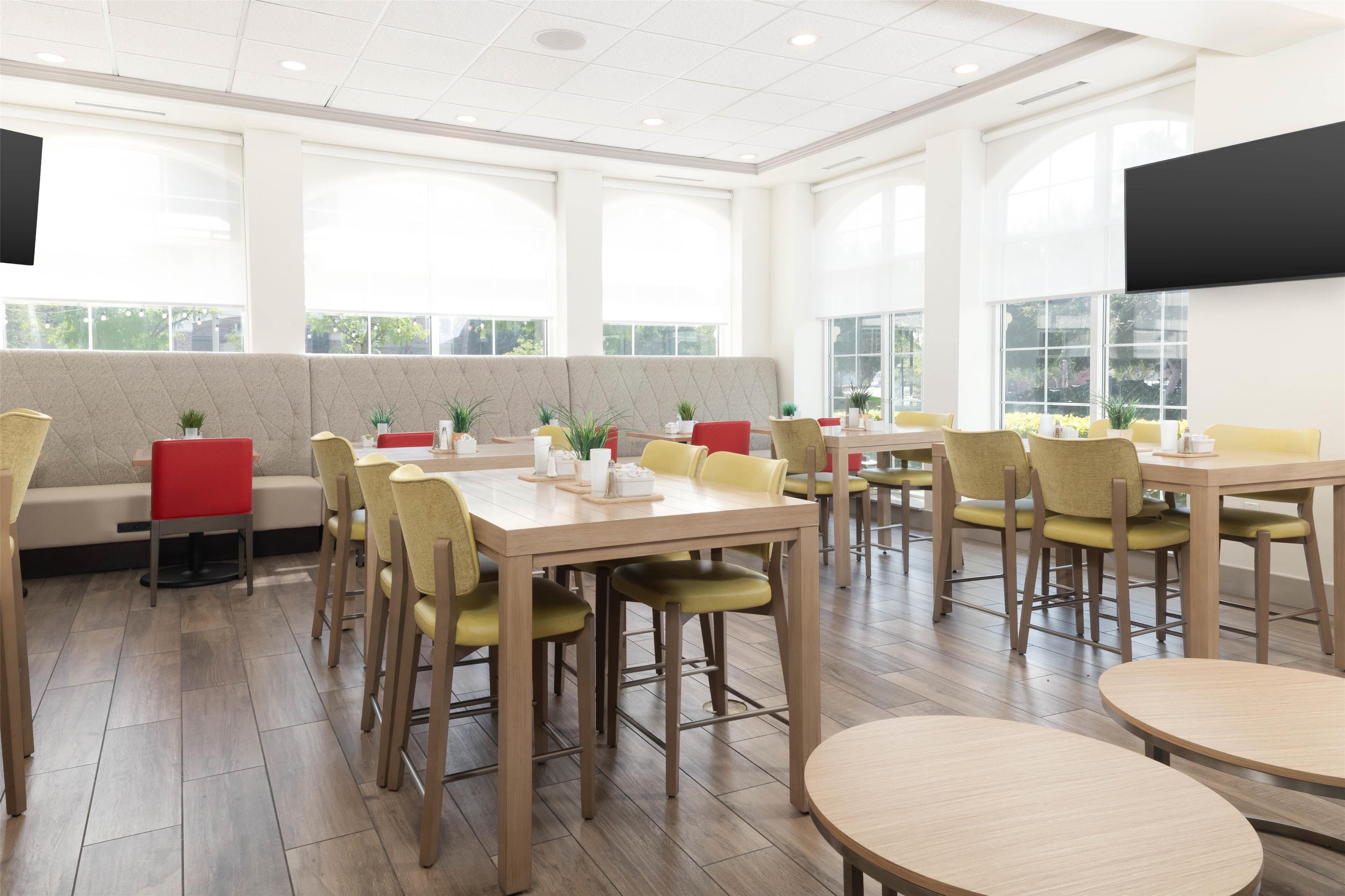 Se sirven desayunos, cenas y cocina americana 