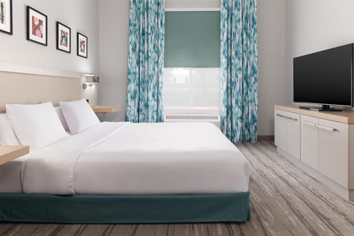 Suite, toegankelijk voor mindervaliden | Donzen dekbedden, pillowtop-bedden, een kluis op de kamer, een bureau