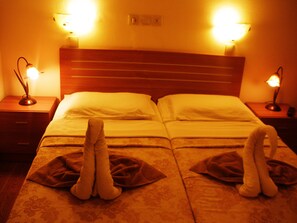 Minibar, pengeskab på værelset, skrivebord, lydisolering