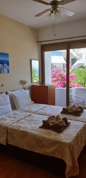 Minibar, safe på rommet, skrivebord og lydisolert