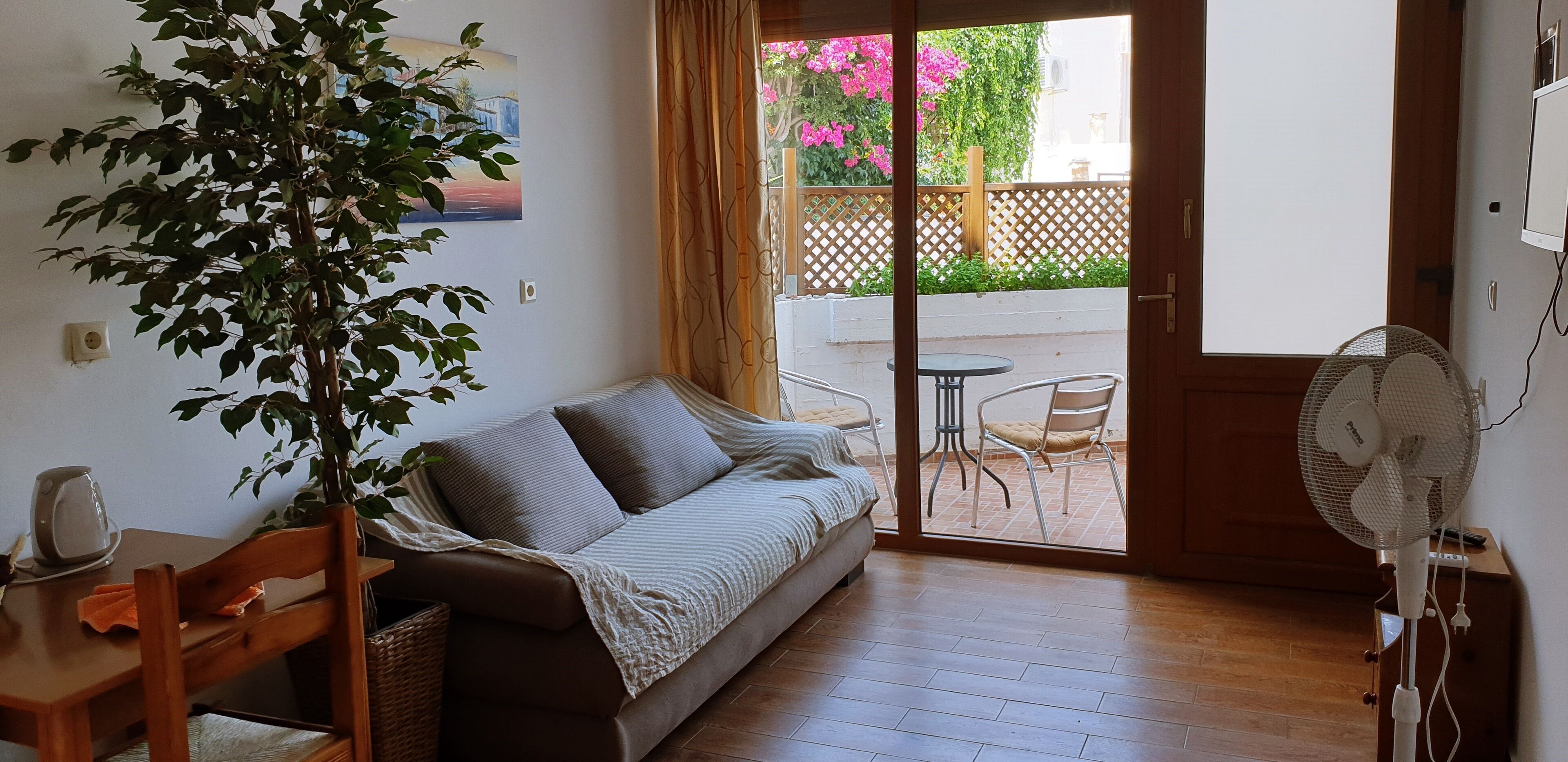 Apartment | Living room | 42-inch Smart TV with satellite channels, fireplace