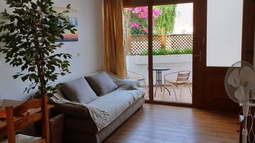 Apartment | Living room | 42-inch Smart TV with satellite channels, fireplace
