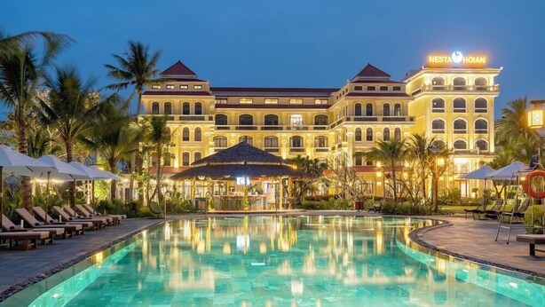 Outdoor pool, pool umbrellas - Indochine Hoi An Hotel (Hoi An)