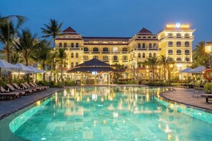 Outdoor pool, pool umbrellas - Indochine Hoi An Hotel (Hoi An)