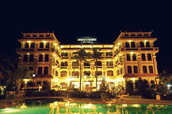 Fachada da propriedade à noite