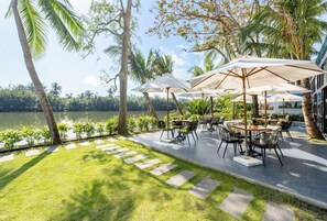 บริการอาหารเช้า อาหารกลางวัน และอาหารเย็น