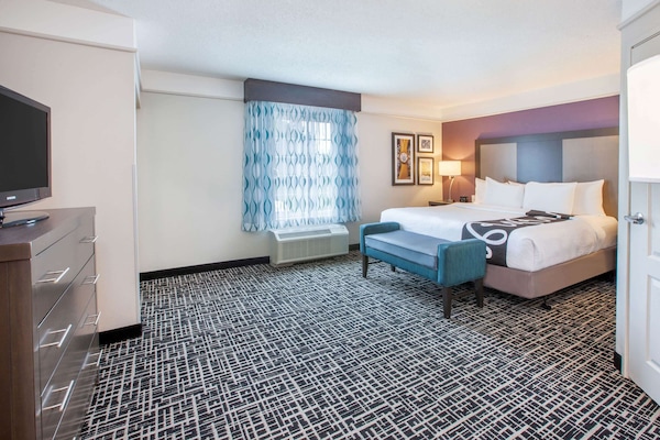 Luxe beddengoed, een bureau, een laptopwerkplek