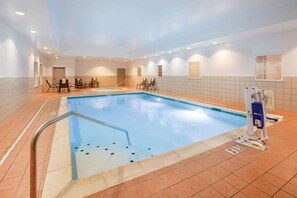 Indoor pool, open 6:00 AM to 10:00 PM, sun loungers - La Quinta Inn & Suites by Wyndham Cincinnati Airpt Florence (Florence)