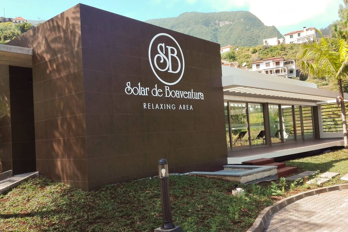 indoor pool, pool loungers