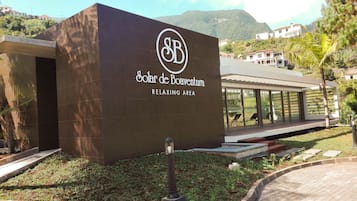 Una piscina techada, sillones reclinables de piscina