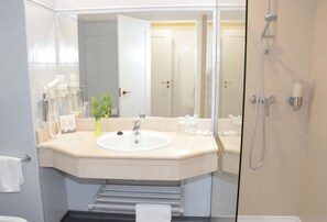 Individually furnished, desk, laptop workspace, blackout curtains - Solar de Boaventura (São Vicente)