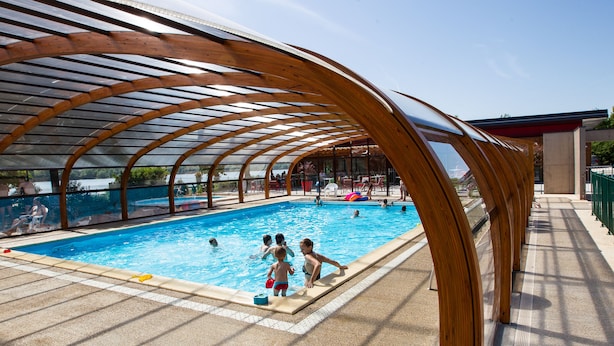 A swimming pool with a wooden canopy structure. - Domaine de la Vingeanne (Villegusien-le-Lac)