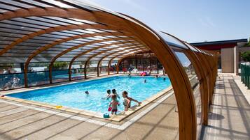 Hồ bơi trong nhà, mở cửa từ 9:00 đến 19:00, ghế dài tắm nắng