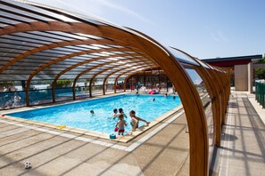 A swimming pool with a wooden canopy structure. - Domaine de la Vingeanne (Villegusien-le-Lac)
