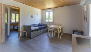 Comfort-Chalet | Wohnbereich | Tischtennisplatte
