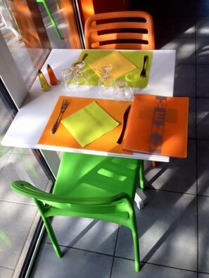 Daily continental breakfast (EUR 8 per person)
