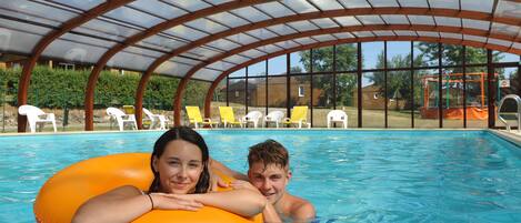 Kolam renang tertutup, kerusi lepak pantai