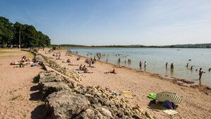 A beach with people sunbathing and swimming. - Domaine de la Vingeanne (Villegusien-le-Lac)