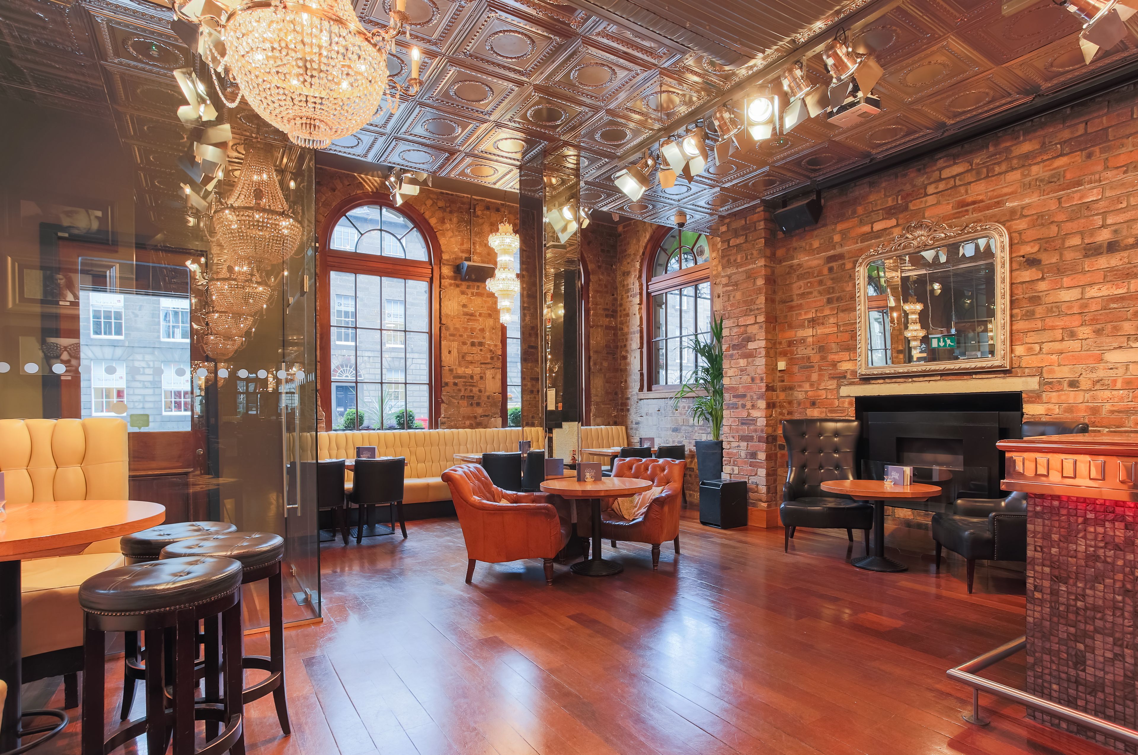 serves breakfast, lunch and dinner