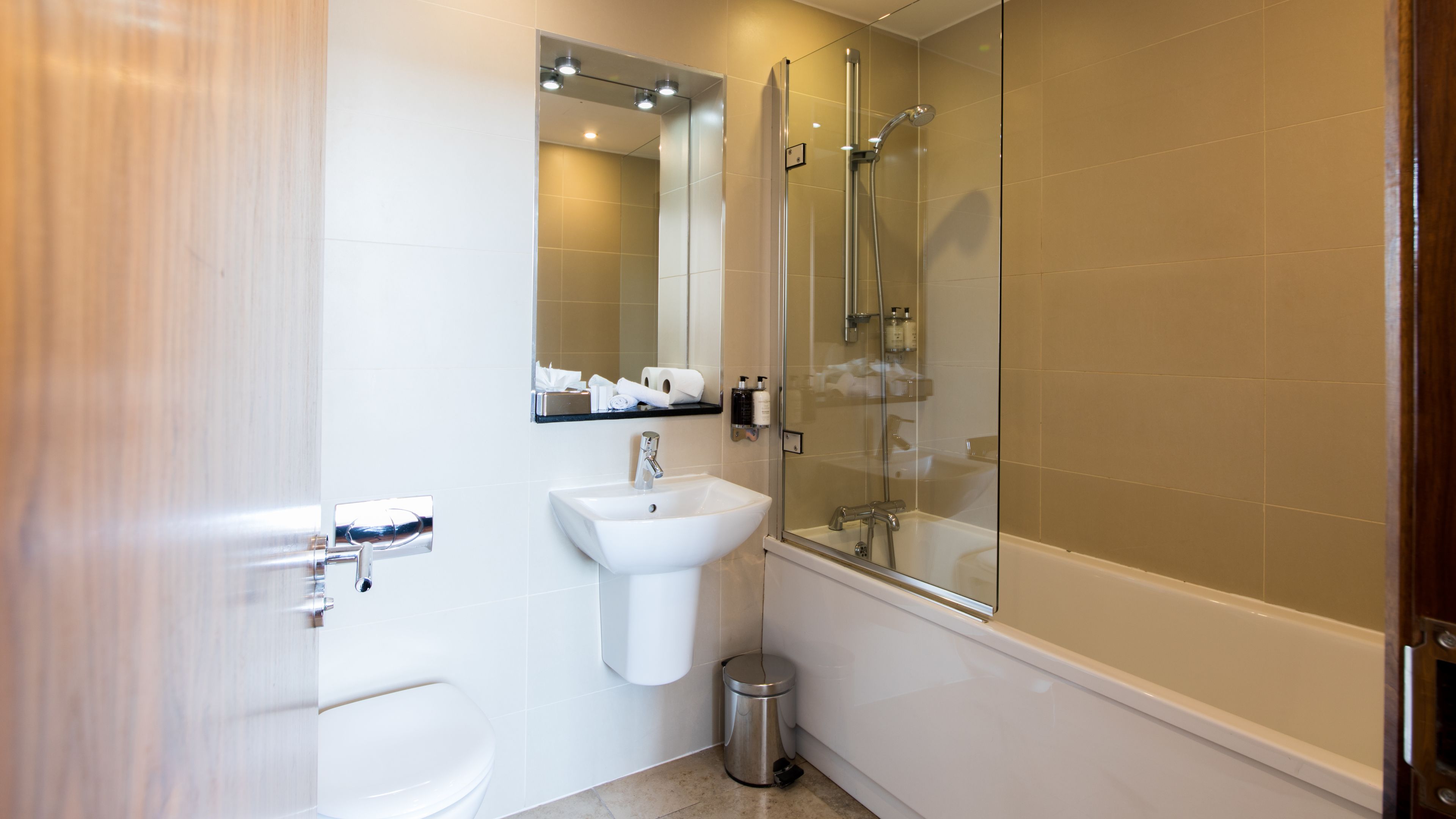 superior double or twin room | bathroom | combined shower/bathtub, free toiletries, hair dryer, bathrobes