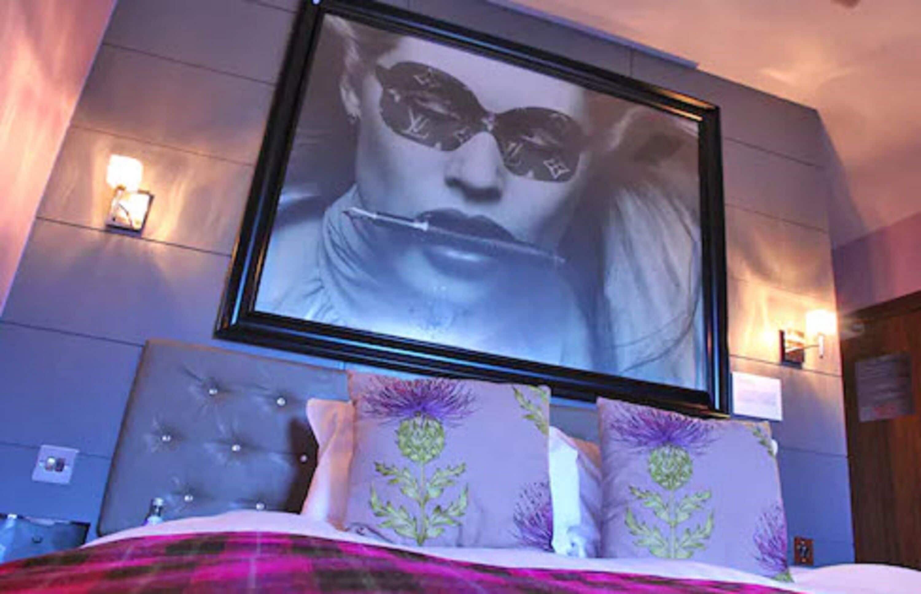 wee single room | egyptian cotton sheets, minibar, in-room safe, desk