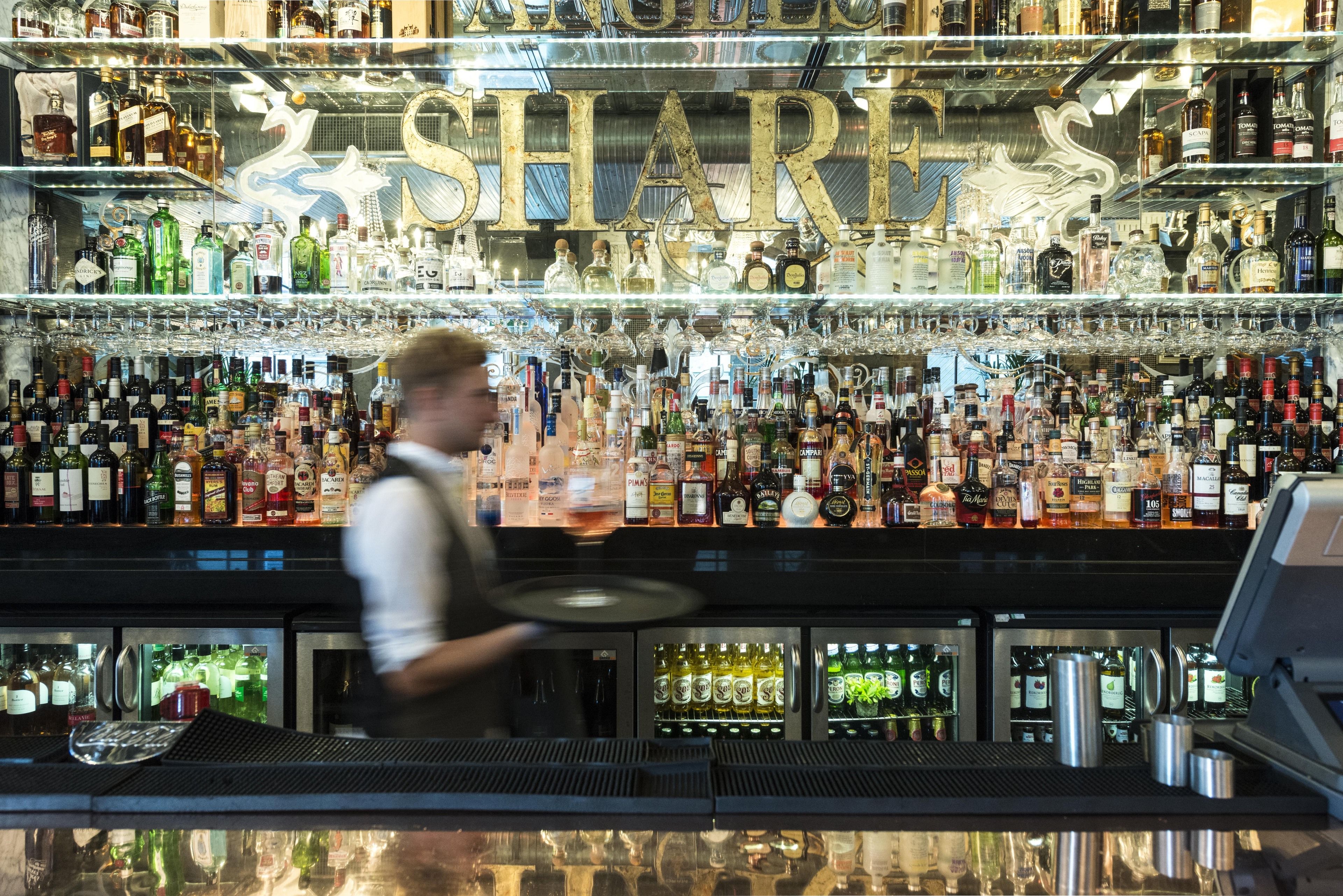 serves breakfast, lunch and dinner