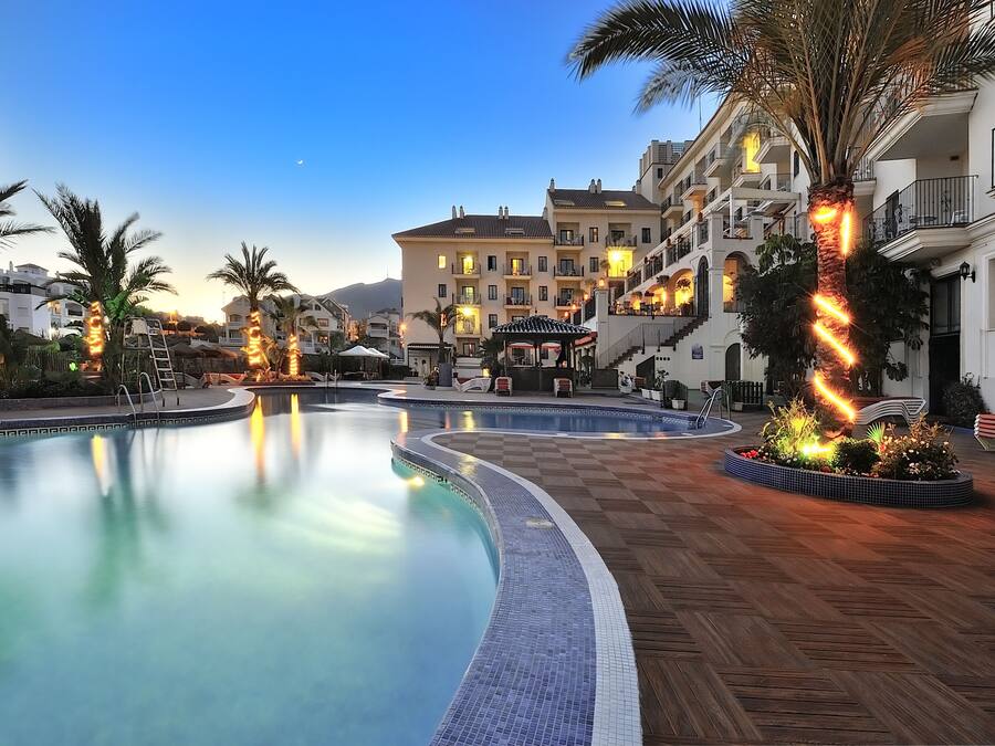 Piscina interna, 2 piscinas externas, guarda-sóis, espreguiçadeiras