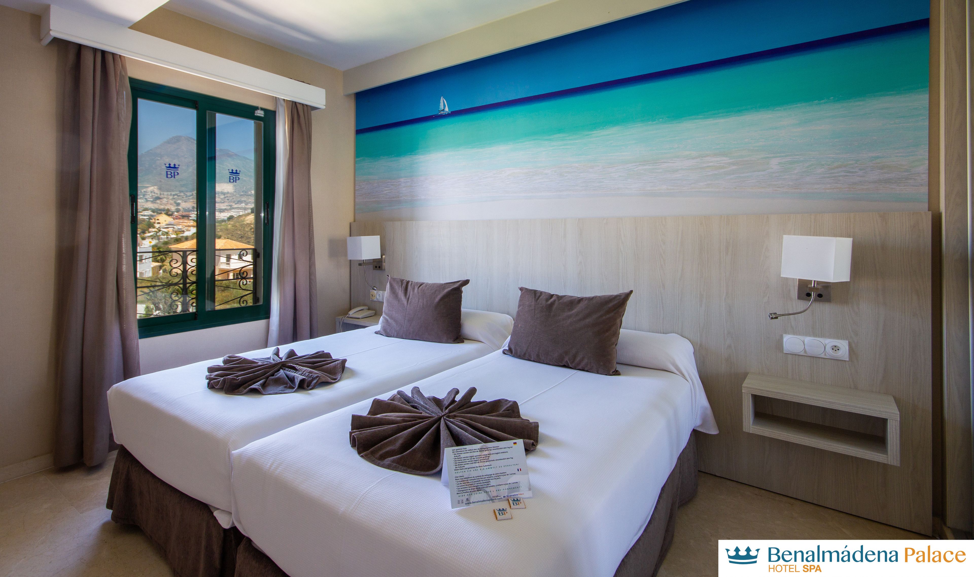 Selimut bulu angsa, brankas, meja kerja, dan ruang kerja ramah laptop