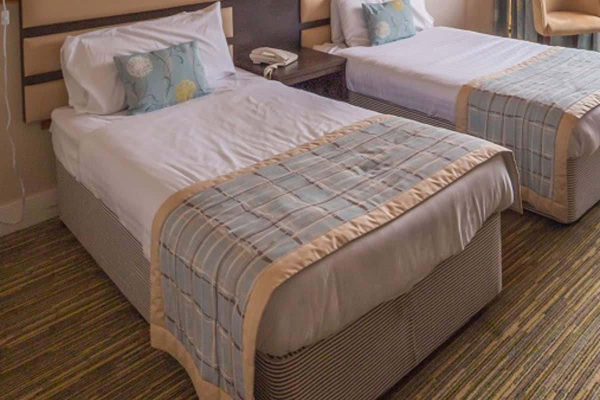 Escritorio, tabla de planchar con plancha, wifi gratis y ropa de cama