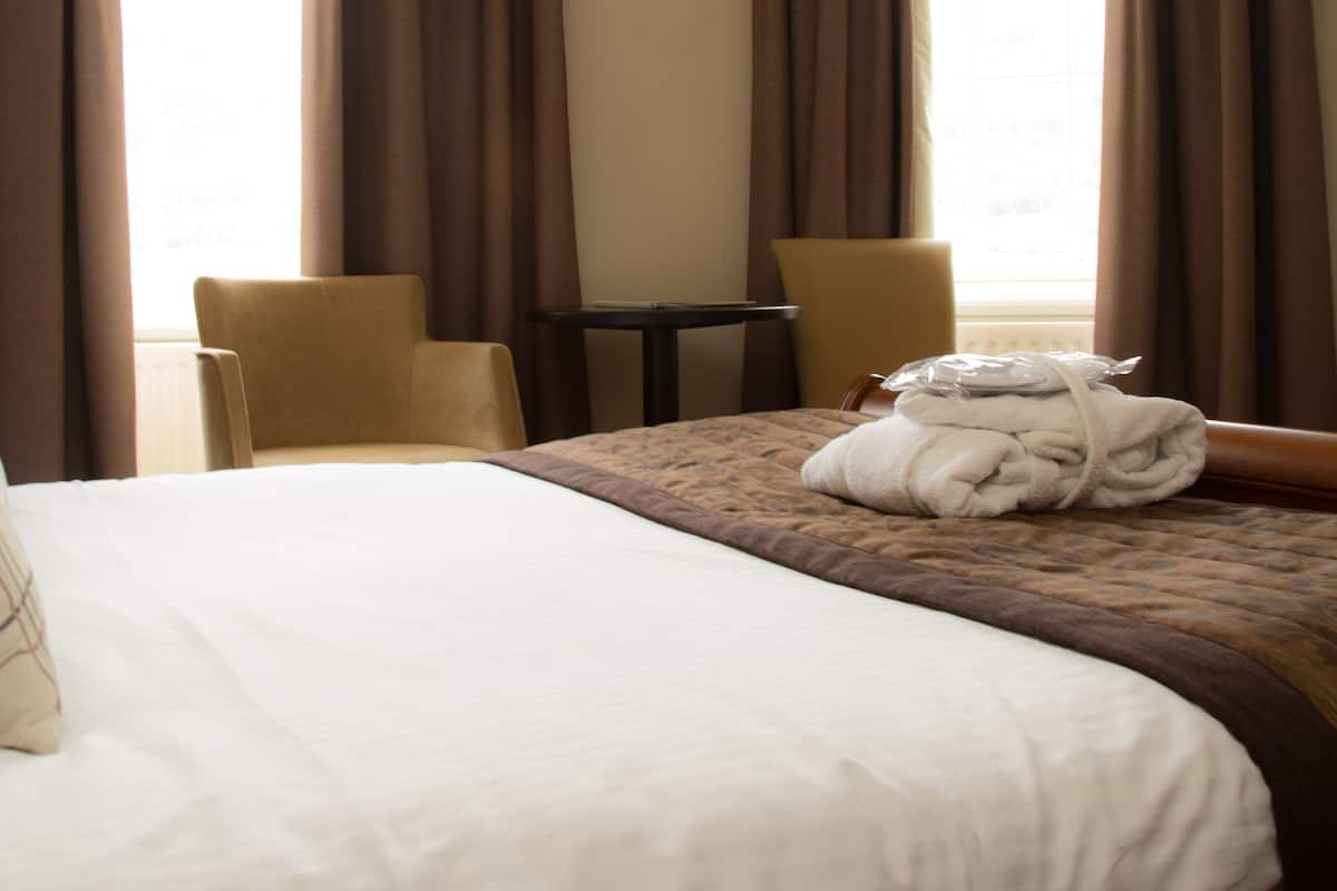 Habitación doble estándar | Escritorio, tabla de planchar con plancha, wifi gratis y ropa de cama