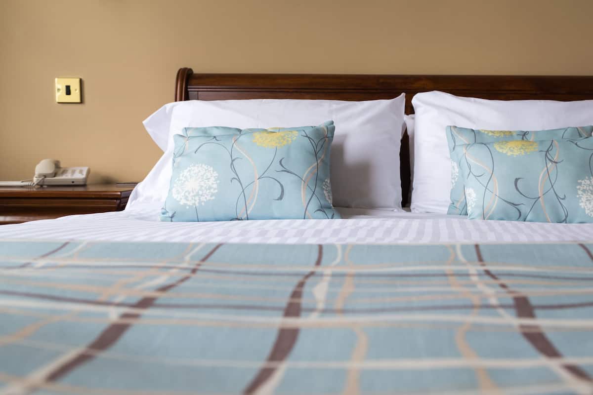 Habitación doble (Loch View) | Escritorio, tabla de planchar con plancha, wifi gratis y ropa de cama