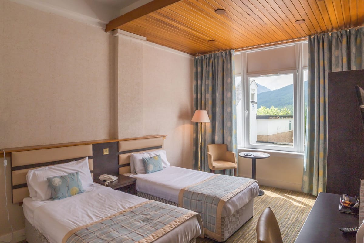 Standard Twin Room (Loch View) | Meja, seterika/papan seterika, Wi-fi percuma, cadar katil 