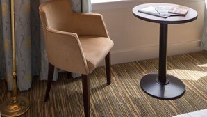 Une pièce avec vue sur un lac, comprenant une chaise, une table et une lampe.