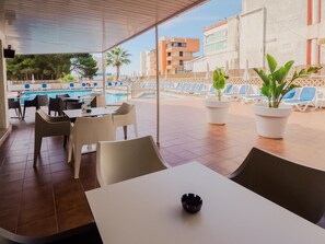 Breakfast and dinner served, local cuisine