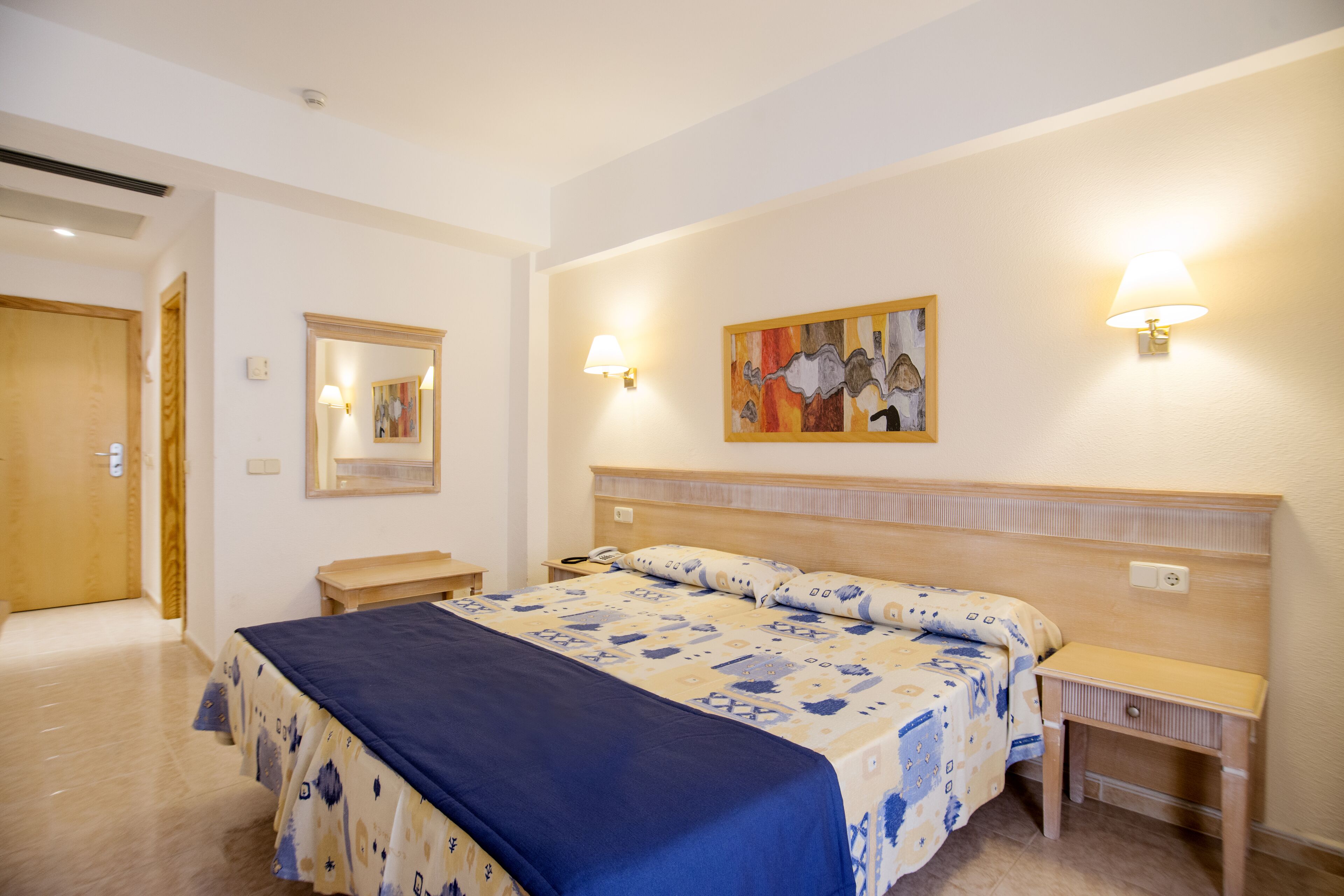 Caja fuerte, escritorio, cunas gratuitas y wifi gratis