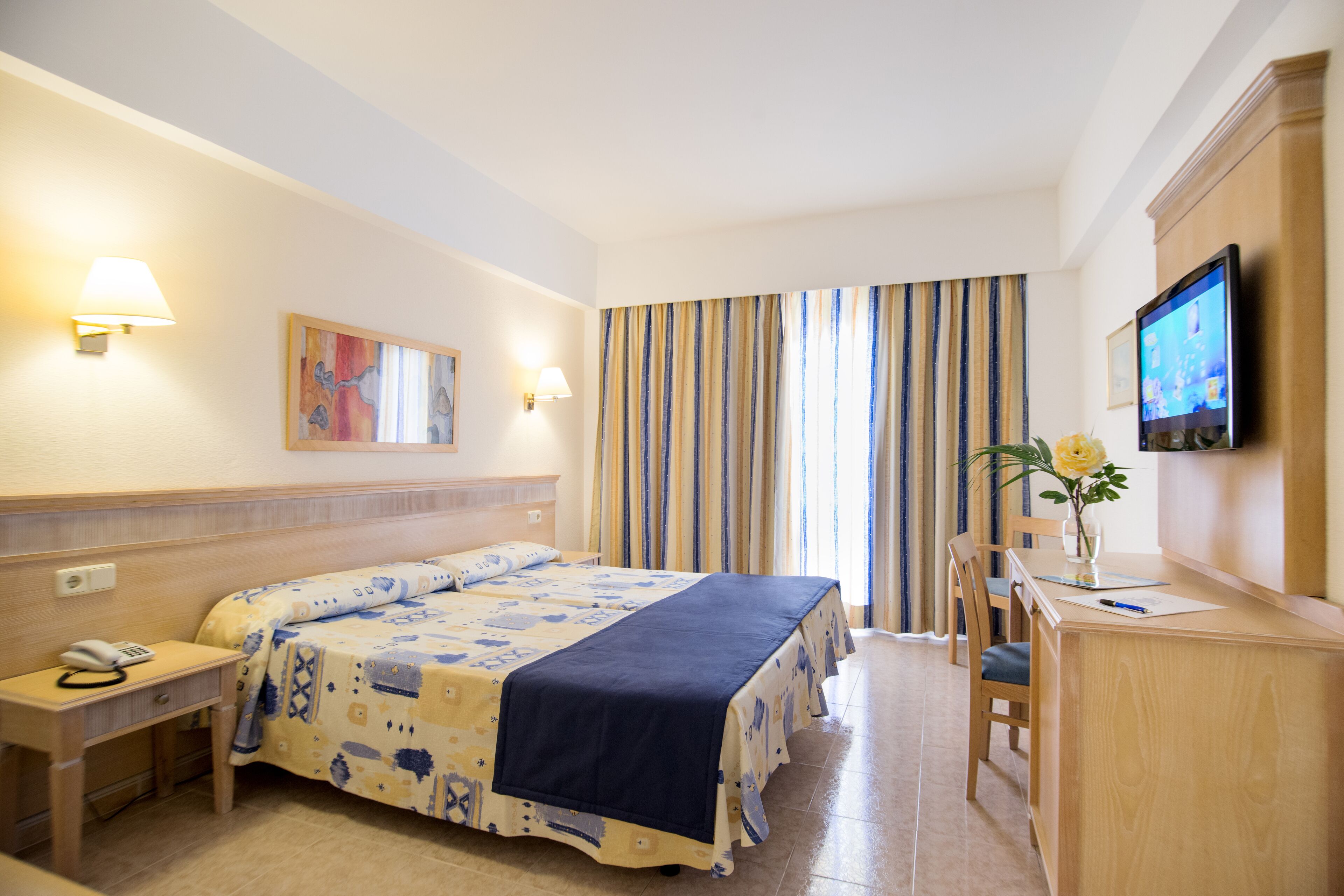 Caja fuerte, escritorio, cunas gratuitas y wifi gratis