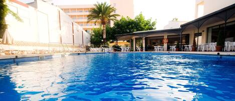 Een seizoensgebonden buitenzwembad